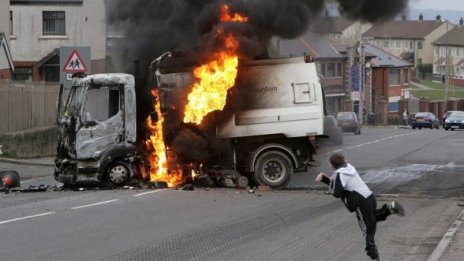 Сблъсъци между младежи и полицията в Белфаст
