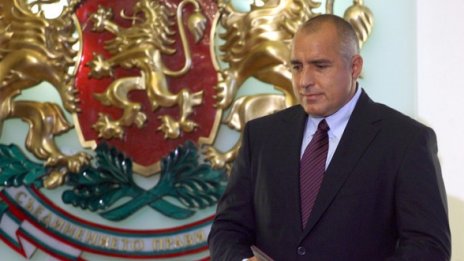 Николай Младенов поема отбраната