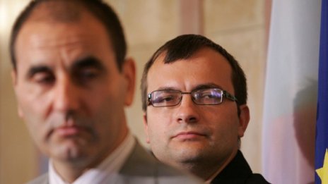 Сините: Искаме поне експерти. Сидеров: Държите се като ощипана мома
