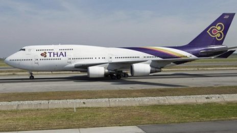 Самолет се вряза в контролна кула, пилотът загина