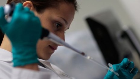 Разкодираха генома на вируса на СПИН