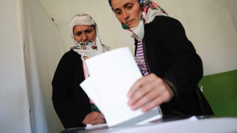 Конституционният съд захапа изселническия вот в Турция