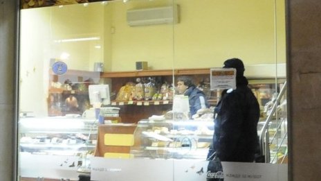 38-годишен пуца в сладкарница, клиенти го пребиват