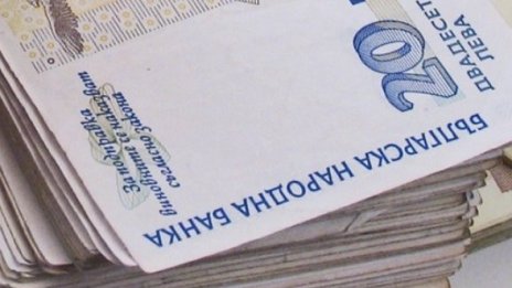 Министър реже бонуси, до юни опоскали 500 бона
