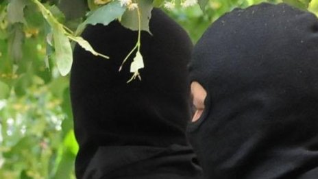 Маскирани и с пищови свиха 36 бона от супермаркет