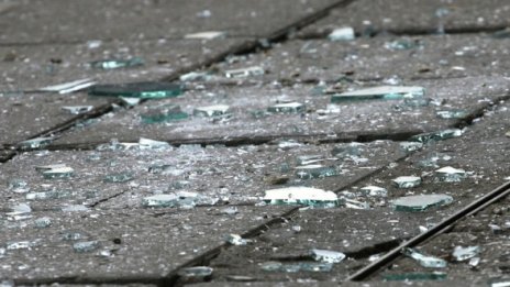 Оперираха мъжа, нарязан от падналото стъкло на Витошка