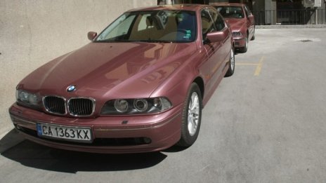 Свинаровата щерка щъкала на бала с розово BMW