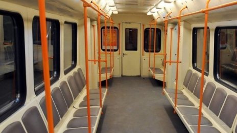 Нaмаляват интервала между мотрисите в метрото