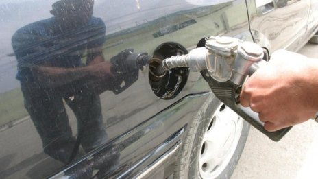 Новата седмица започна със спад в цените на петрола