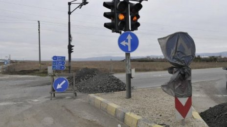 Дъжд и хлъзгави пътища в цялата страна