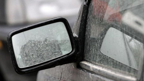 Пътищата в страната са хлъзгави и мокри