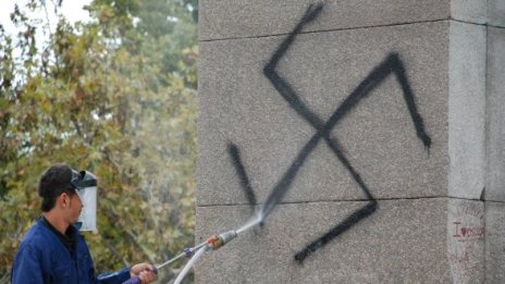 Паметникът на Альоша в Бургас осъмна със свастики