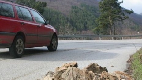 Скала сплеска две коли на главен път Е-79, по чудо няма жертви