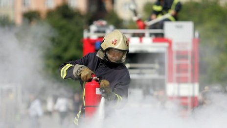 Пожарникари спасиха 16 деца при пожар във Варна
