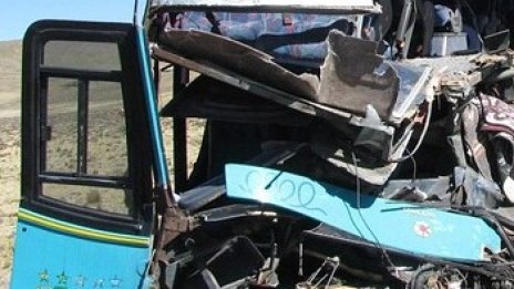 Автобус полeтя в пропаст от 25 метра в Перу