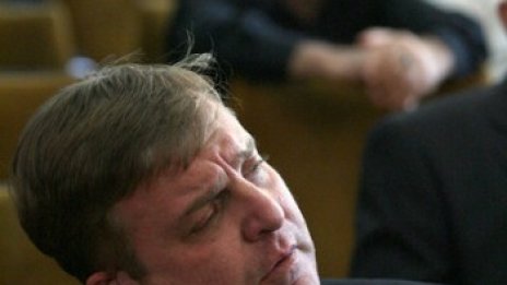 Каракачанов остава водач на ВМРО, Атанасов готви нов конгрес
