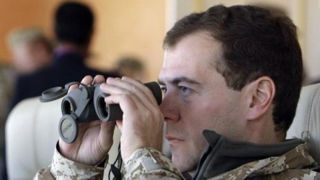 Медведев пак удари рамо на Сърбия