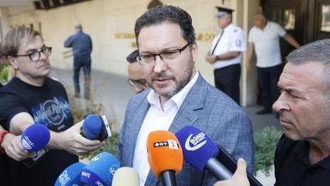 Даниел Митов за инцидента със самолета на Фон дер Лайен: Не е кибератака