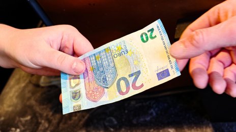 Мъж пазарувал с фалшиви банкноти от 20 евро в Симеоновград 