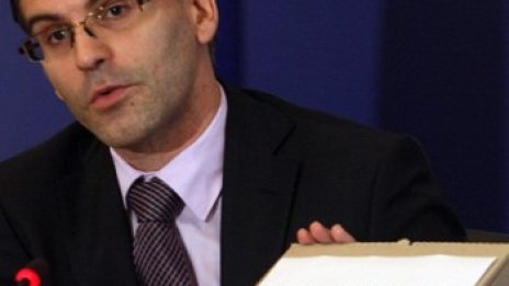 "Който има дългове, няма да пътува"