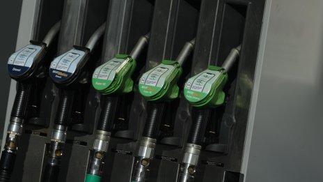 Сърбия спира износа на суров петрол, бензин и дизел