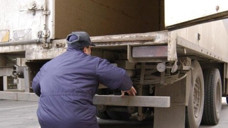 Полицията проверява митничари, пропуснали без проверка камиони със зеленчуци