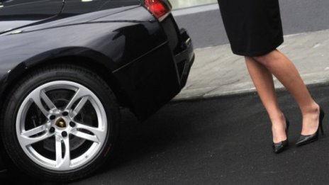 Бивш пътен шеф кара Макларън, а синът му &ndash; Ламборгини