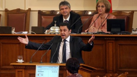 Хора като Цецка са случайни в политиката!