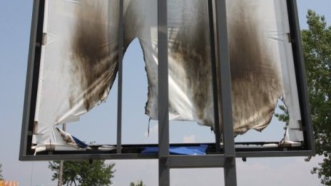 Повече от 2000 са незаконните рекламни съоръжения в София