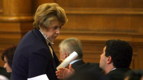 Емилия Масларова оцеля, засега!