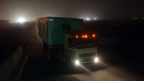 Шофьор подкара камион с картон вместо с предно стъкло