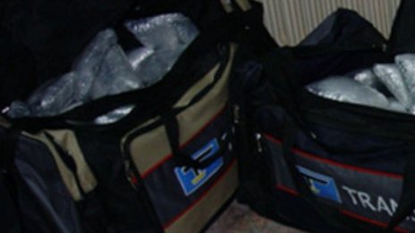 Хванаха парфюми за 100 бона на границата