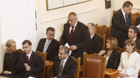 Яне откри огън по министрите
