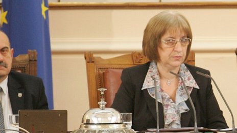 Цецка Цачева излови депутат, гласувал с чужда карта