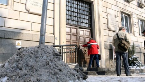 Кметицата реже до 50% от парите на чистачите в София