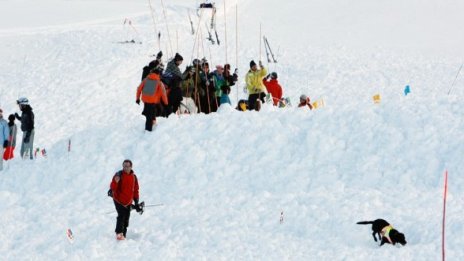 Лавина погреба четирима в Швейцария