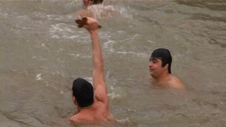В ледените води за здраве и... "малко хонорар"