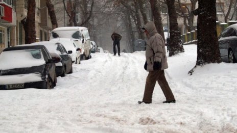 Снегът затрупа Източна България