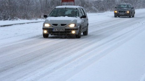 Затворен е пътят Бургас&ndash;Карнобат и в двете посоки