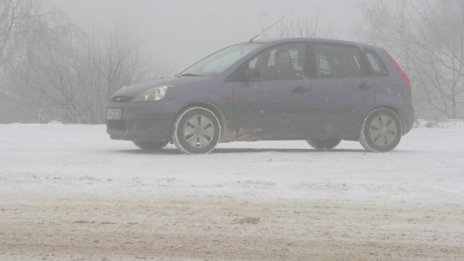 Пътните настилки са заснежени и заледени