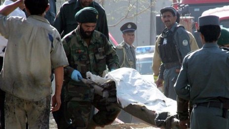 Нападатели с жилетки с експлозиви окупираха сграда в Южен Афганистан