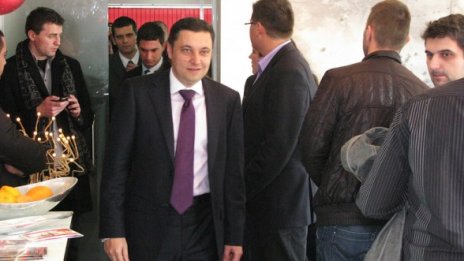 Яне Янев ще плаща глоба за плакати