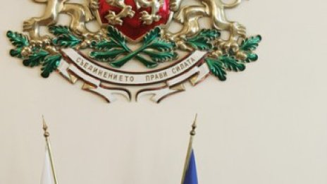 Никаква човещина! Пият кафета, затварят гишета