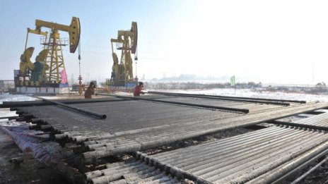 Петролът стабилен след острия спад от миналата седмица