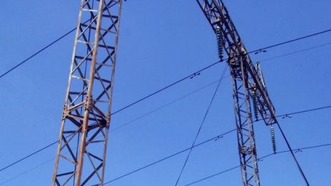 Мокрият сняг скъса 12 електропровода в Смолянско