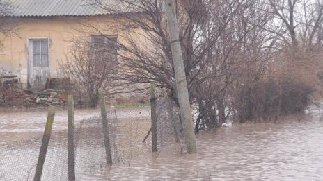 Тунджа прелива втори ден. Мислят за евакуация