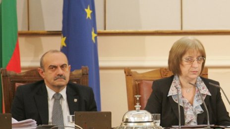 Цецка пропъди "незаконните" депутати от РЗС, ДПС и Сините