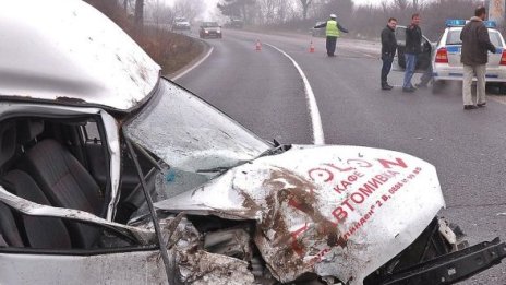 Двама загинали в катастрофи през денонощието