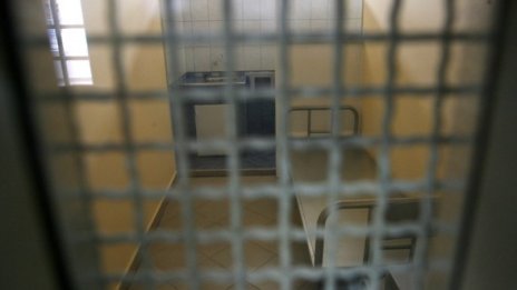 Задържана се самоуби в следствения арест
