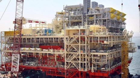 Петролът пое надолу, но остана над 80 долара